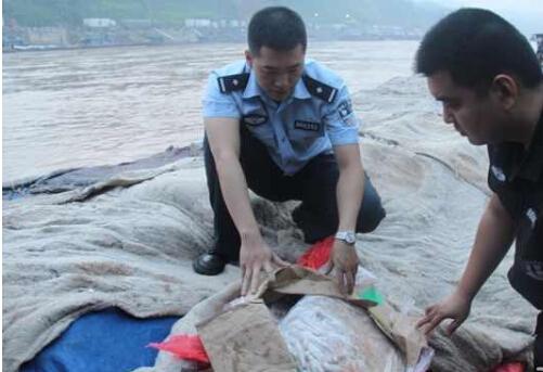 昆明海关自贡籍民警遭遇暴力抗法牺牲 仅26岁(图1) 昆明海关自贡籍民警遭遇暴力抗法牺牲 仅26岁(图1)
