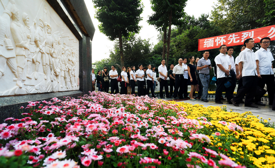 首个烈士纪念日 泸州社会各界公祭英烈(图4) 首个烈士纪念日 泸州社会各界公祭英烈(图4)