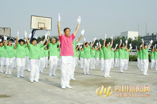 迎国庆、庆重阳&nbsp;泸州罗汉镇80名老人快乐齐舞(图1)