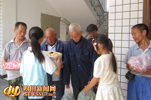 内江威远镇西中心校学生重阳节看望孤寡老人(图1) 内江威远镇西中心校学生重阳节看望孤寡老人(图1)