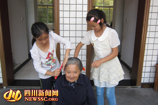 内江威远镇西中心校学生重阳节看望孤寡老人(图2) 内江威远镇西中心校学生重阳节看望孤寡老人(图2)