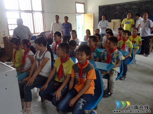 泸州:华阳长江小学学生喜获爱心文具(图3) 泸州:华阳长江小学学生喜获爱心文具(图3)