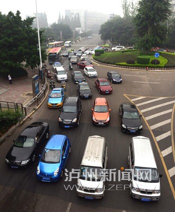 泸州江阳南路跨线桥今日通车 桥上畅通桥下堵(图2) 泸州江阳南路跨线桥今日通车 桥上畅通桥下堵(图2)
