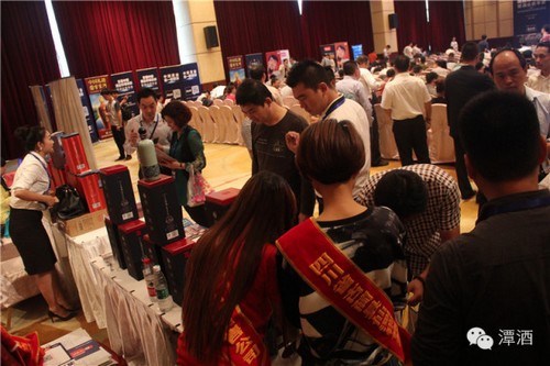 让酱酒大众化 潭酒亮相中国酒业市场高峰论坛(图13) 让酱酒大众化 潭酒亮相中国酒业市场高峰论坛(图13)