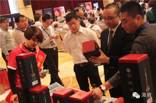 让酱酒大众化 潭酒亮相中国酒业市场高峰论坛(图15) 让酱酒大众化 潭酒亮相中国酒业市场高峰论坛(图15)