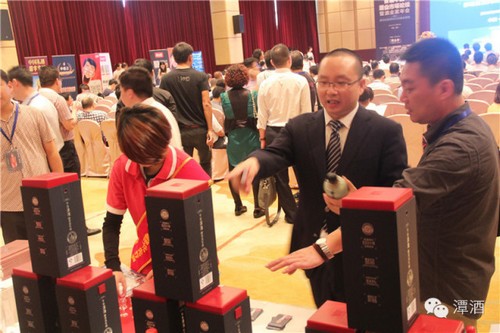让酱酒大众化 潭酒亮相中国酒业市场高峰论坛(图14) 让酱酒大众化 潭酒亮相中国酒业市场高峰论坛(图14)