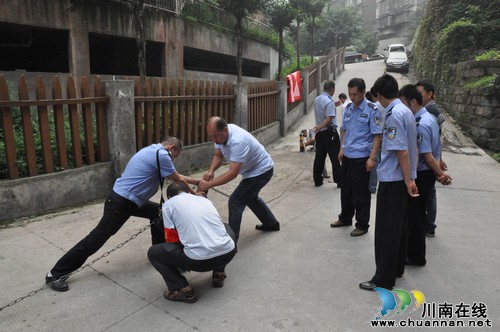 小市街道:依法强制拆除辖区内30余个霸车位“占位神器”(图1) 小市街道:依法强制拆除辖区内30余个霸车位“占位神器”(图1)