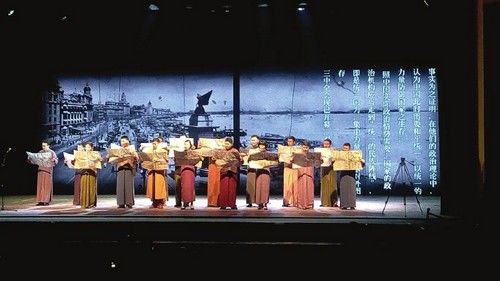 内江:近10种方言演绎 话剧《范长江》预演(图1) 内江:近10种方言演绎 话剧《范长江》预演(图1)