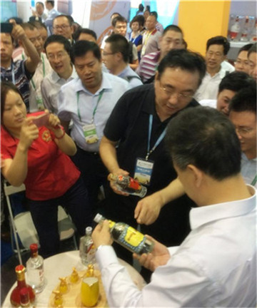 省长魏宏力挺泸州老窖工农牌特曲 大赞"好酒!"(图2) 省长魏宏力挺泸州老窖工农牌特曲 大赞"好酒!"(图2)