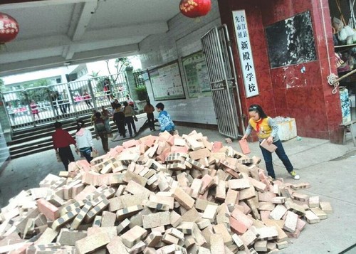 泸州一小学学生上课期间搬砖 网友论战:该不该(图1) 泸州一小学学生上课期间搬砖 网友论战:该不该(图1)