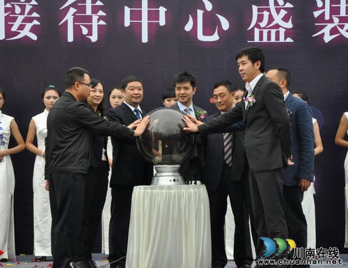泸州:万诚国际中心接待中心正式亮相 引爆全城(图2) 泸州:万诚国际中心接待中心正式亮相 引爆全城(图2)