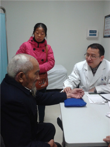 九旬抗战老兵体检 与敌人拼刺刀胸口留下伤痕(图4) 九旬抗战老兵体检 与敌人拼刺刀胸口留下伤痕(图4)