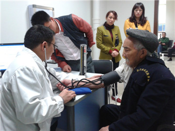 九旬抗战老兵体检 与敌人拼刺刀胸口留下伤痕(图3) 九旬抗战老兵体检 与敌人拼刺刀胸口留下伤痕(图3)
