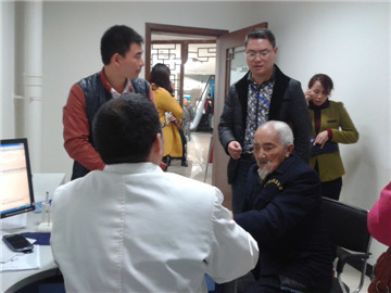九旬抗战老兵体检 与敌人拼刺刀胸口留下伤痕(图1) 九旬抗战老兵体检 与敌人拼刺刀胸口留下伤痕(图1)