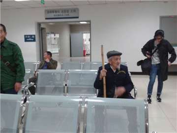九旬抗战老兵体检 与敌人拼刺刀胸口留下伤痕(图6) 九旬抗战老兵体检 与敌人拼刺刀胸口留下伤痕(图6)