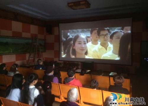 华阳街道：西岸影院重装后首映，座无虚席(图1)