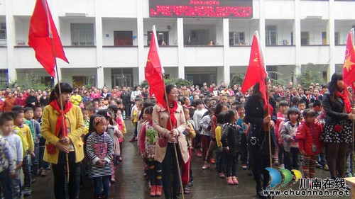 火红的洗礼,快乐的成长!——泸州市南城学校举行新生少先队入队仪式(图1) 火红的洗礼,快乐的成长!——泸州市南城学校举行新生少先队入队仪式(图1)