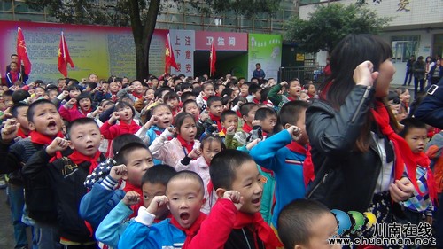 火红的洗礼,快乐的成长!——泸州市南城学校举行新生少先队入队仪式(图2) 火红的洗礼,快乐的成长!——泸州市南城学校举行新生少先队入队仪式(图2)
