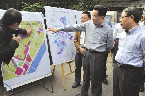 泸州市委书记、市长率队 调研小市棚户区(图1) 泸州市委书记、市长率队 调研小市棚户区(图1)