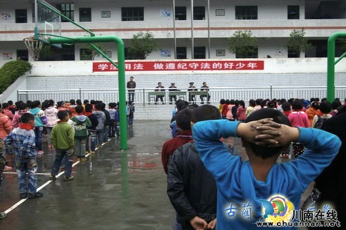 泸州：古蔺交警送法进校园(图1)