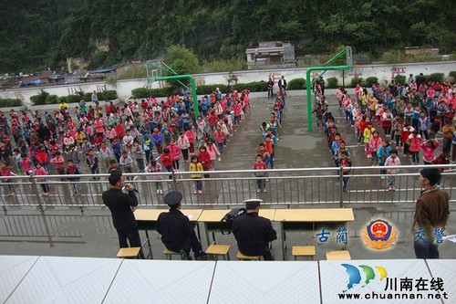 泸州：古蔺交警送法进校园(图2)