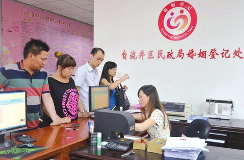 自贡:扯结婚证多花66元 市民质疑被"捆绑消费"(图1) 自贡:扯结婚证多花66元 市民质疑被"捆绑消费"(图1)