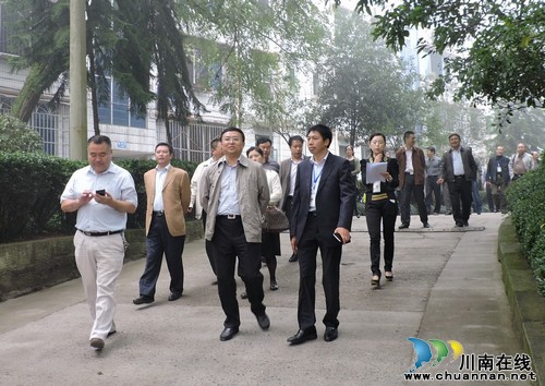 泸州市“教育局长县区行”走进泸县一中(图1) 泸州市“教育局长县区行”走进泸县一中(图1)
