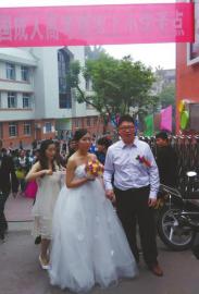 自贡:婚礼撞上成人高考 新郎从考场接走新娘(图1) 自贡:婚礼撞上成人高考 新郎从考场接走新娘(图1)