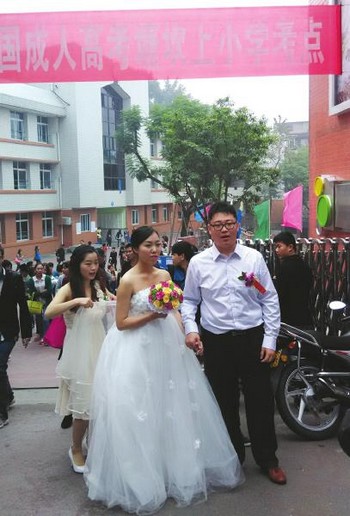 自贡:女子婚礼撞上考试&nbsp;副校长为她提供“更衣室”(图2)