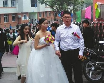 自贡:女子婚礼撞上考试&nbsp;副校长为她提供“更衣室”
