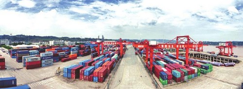 依托长江 泸州集装箱班轮直达南京港中转出海(图1) 依托长江 泸州集装箱班轮直达南京港中转出海(图1)