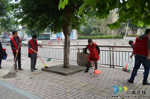 华阳街道:社区党员与清洁工换岗(图3) 华阳街道:社区党员与清洁工换岗(图3)