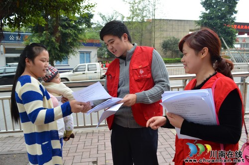 华阳街道:社区党员与清洁工换岗(图4) 华阳街道:社区党员与清洁工换岗(图4)