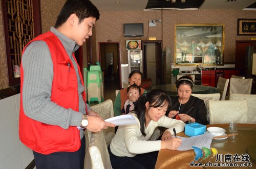 华阳街道:社区党员与清洁工换岗(图5) 华阳街道:社区党员与清洁工换岗(图5)