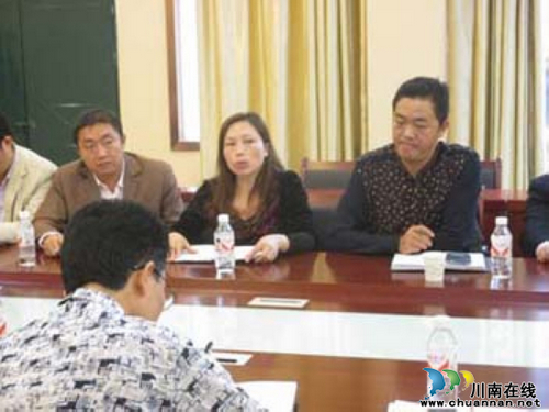 泸州市江阳区宜定学校和泸南中学开展牵手活动(图1) 泸州市江阳区宜定学校和泸南中学开展牵手活动(图1)