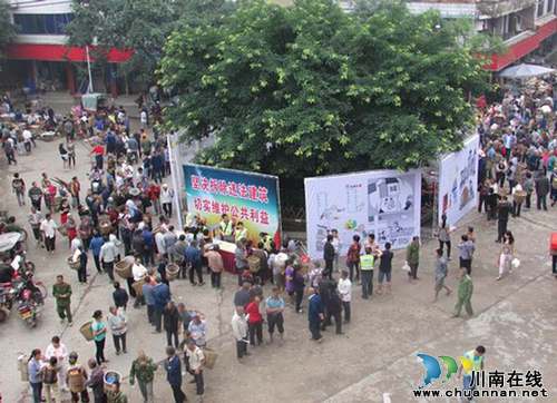 合江县国土资源局深入乡镇宣传国土资源管理政策法规(图1) 合江县国土资源局深入乡镇宣传国土资源管理政策法规(图1)