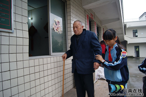 泸州十八中走进敬老院爱心暖夕阳(图1) 泸州十八中走进敬老院爱心暖夕阳(图1)