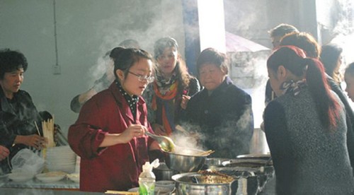 自贡富顺2岁男孩掉进汤锅 荆州全城吃面献爱心(图1) 自贡富顺2岁男孩掉进汤锅 荆州全城吃面献爱心(图1)