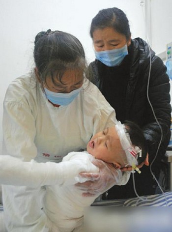 自贡富顺2岁男孩掉进汤锅 荆州全城吃面献爱心(图3) 自贡富顺2岁男孩掉进汤锅 荆州全城吃面献爱心(图3)