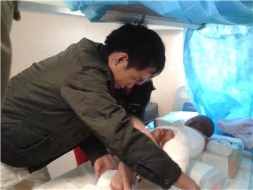 三岁男孩严重烫伤 目前在泸医救治仍未脱离生命危险(图4) 三岁男孩严重烫伤 目前在泸医救治仍未脱离生命危险(图4)