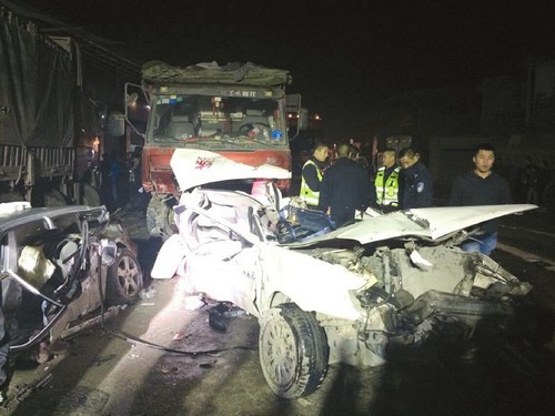 321国道资中境内 货车连撞11车致4人死亡(图1) 321国道资中境内 货车连撞11车致4人死亡(图1)