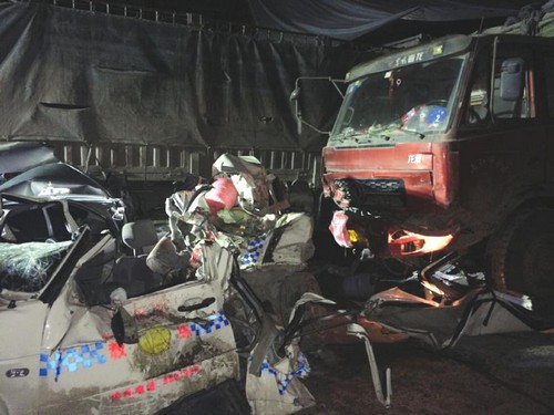 321国道资中境内 货车连撞11车致4人死亡(图2) 321国道资中境内 货车连撞11车致4人死亡(图2)