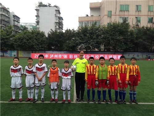 近300个足球小子闹绿茵 泸州校园足球联赛开赛(图4) 近300个足球小子闹绿茵 泸州校园足球联赛开赛(图4)