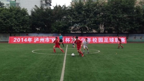 近300个足球小子闹绿茵 泸州校园足球联赛开赛(图3) 近300个足球小子闹绿茵 泸州校园足球联赛开赛(图3)