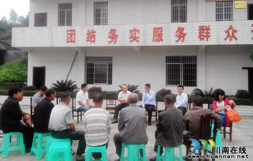 立石镇：齐心协力为“后进村”“摘帽子”(图2)