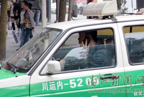 内江:"罚200、记2分"难限开车接打手机现象(图1)