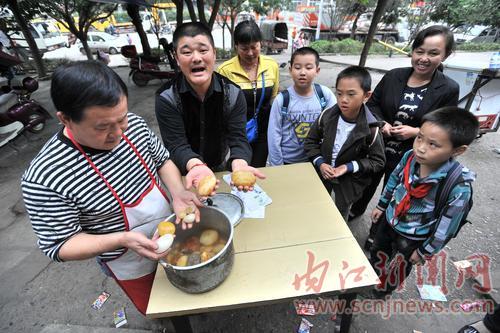 内江:鹅包石有"美玉" 沱江上演"疯狂的石头"(图2) 内江:鹅包石有"美玉" 沱江上演"疯狂的石头"(图2)