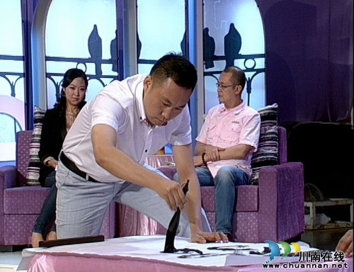 黄跃蓉作客心动酒城&nbsp;为五位男嘉宾加油(图6)