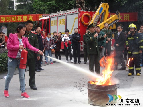华阳街道:举办消防知识讲座 居民争当“消防员”(图1) 华阳街道:举办消防知识讲座 居民争当“消防员”(图1)