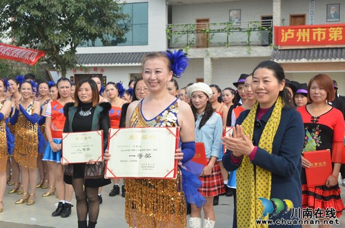 泸州市举办第二届职工全键排舞比赛(图3) 泸州市举办第二届职工全键排舞比赛(图3)